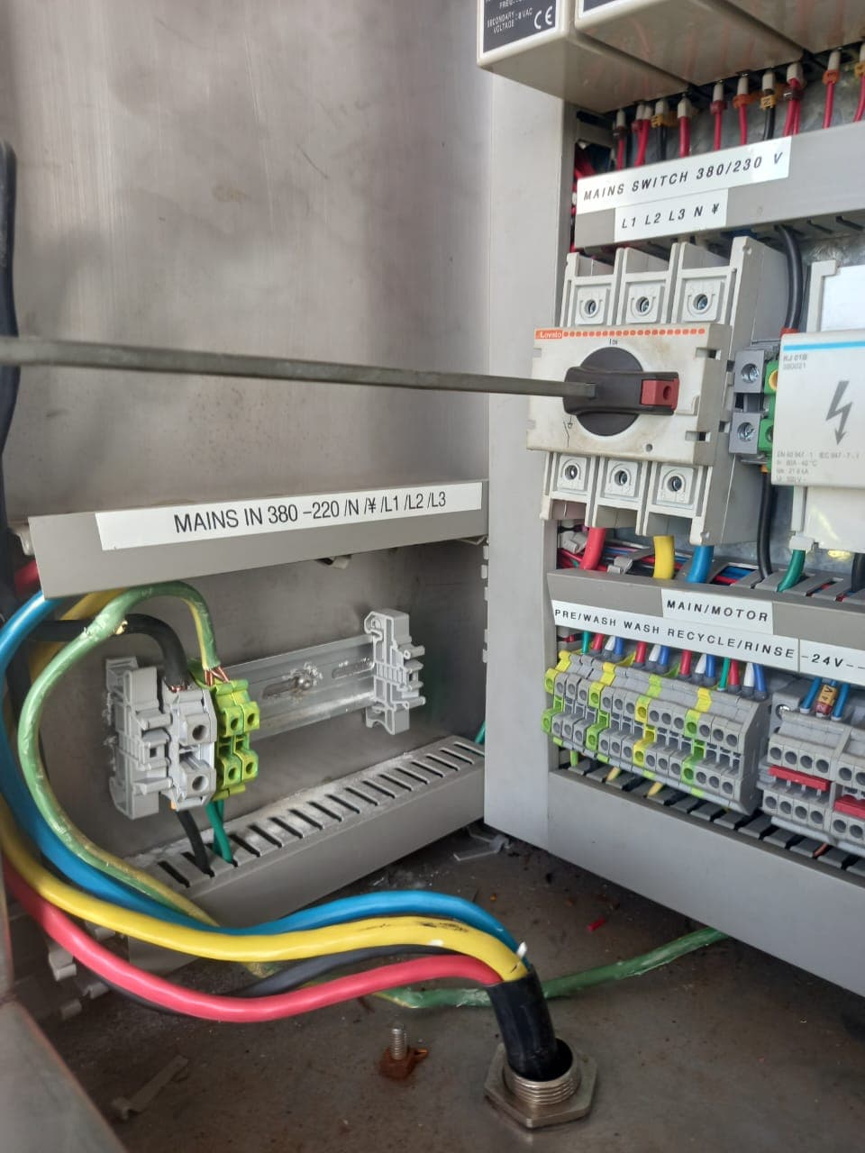 Three-phase main switchgear and colour-coded supply cables